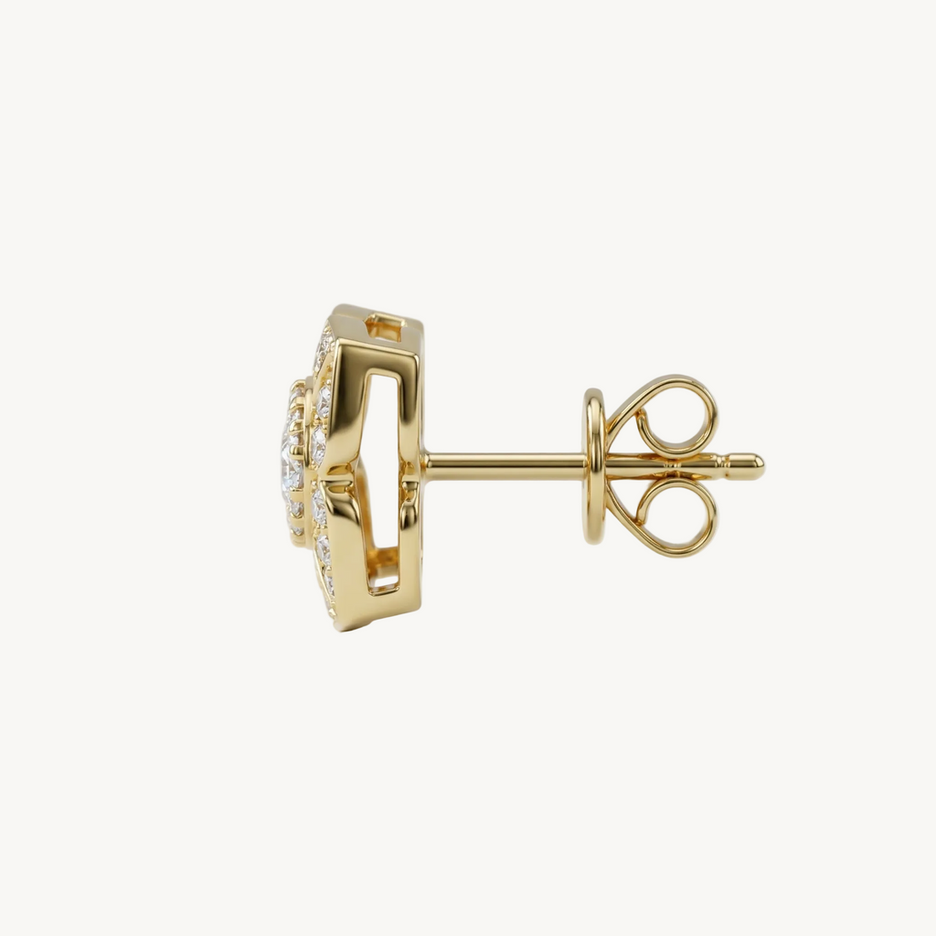 Brinco moissanita flor dourado em uso vista lateral Isi Laurier